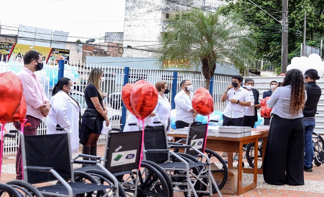Dr. Jenilson Leite e Gabriela Câmara entregam cadeiras de rodas no Pronto Socorro